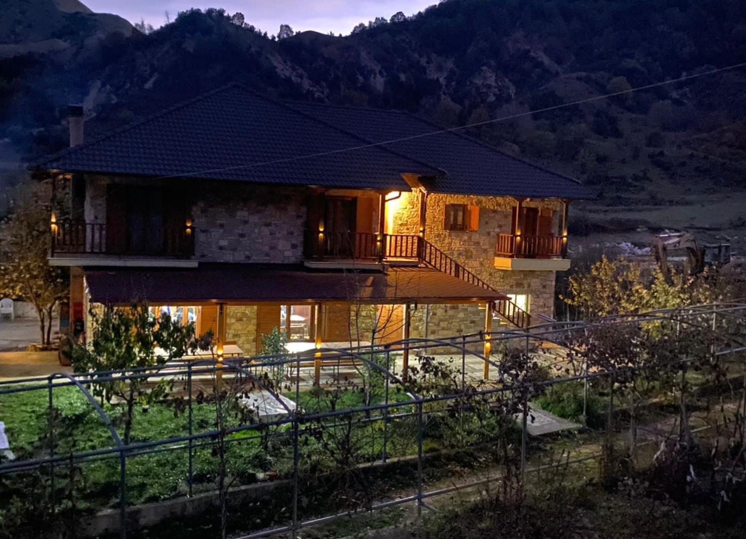 Albergue Bujtina Hader Xhebro Tepelene Exterior foto
